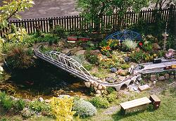 Teich mit Gartenbahn - Die Brücken sind selbstverständlich in Handarbeit gefertigt!
